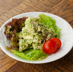 鶏むね肉の低温調理(バジルソース)