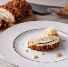 <土日祝日限定 元公邸料理人考案メニュー>サーモンと鯛のパイ包み焼き