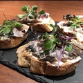 料理メニュー写真&nbsp;【おすすめ】フランボワーズビネガーで〆た鯖のブルスケッタ