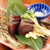 【鰹の藁焼き】藁の炎で一気に焼き上げ、旨味をぎゅっと閉じ込めたカツオは絶品です！本場さながらに分厚めにカットされた当店のカツオは旨味が強く、口に含むと藁の香ばしい燻製香が広がります。