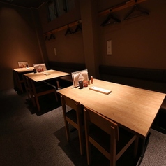 テーブル席は、２名掛けテーブル席が１席/４名掛けテーブル席が８席と、合計34席ございます。