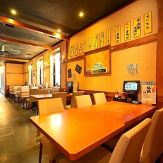 ゆったり寛げるテーブル席は、少人数のワイワイ飲みにも最適☆