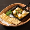 料理メニュー写真 カマンベールチーズのアヒージョ