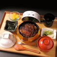 【秘伝のタレ】厳選うなぎを1本使った食べ応えのあるひつまぶしをご用意しております。職人が脂乗りの良い厳選された素材を使用し、30年追及し続けたタレをつけ、皮はパリパリ、身はふっくらと焼き上げます。
