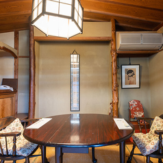 【銀杏(いちょう)の間】小さな坪庭に面した独立したお部屋で、１名様から３名様でのご利用に最適です。松本民芸家具の椅子席で、足元も楽にお過ごしいただけます。周囲を気にせず、じっくりと打ち合わせをされたいビジネスシーンにうってつけです。