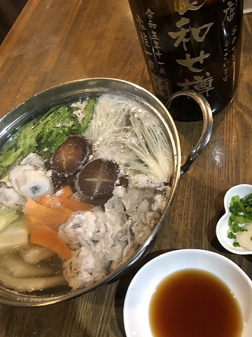 お昼は定食ランチ、夜は旬のお造りなど居酒屋営業しております。