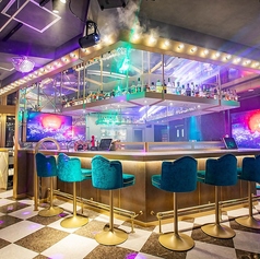 ☆お一人様大歓迎★華やかな照明が彩るカウンター席。お一人様でもお気軽にご利用頂けます♪