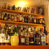 手作りの壁棚にはオーナーこだわりの洋酒が所狭しに並んでいます。