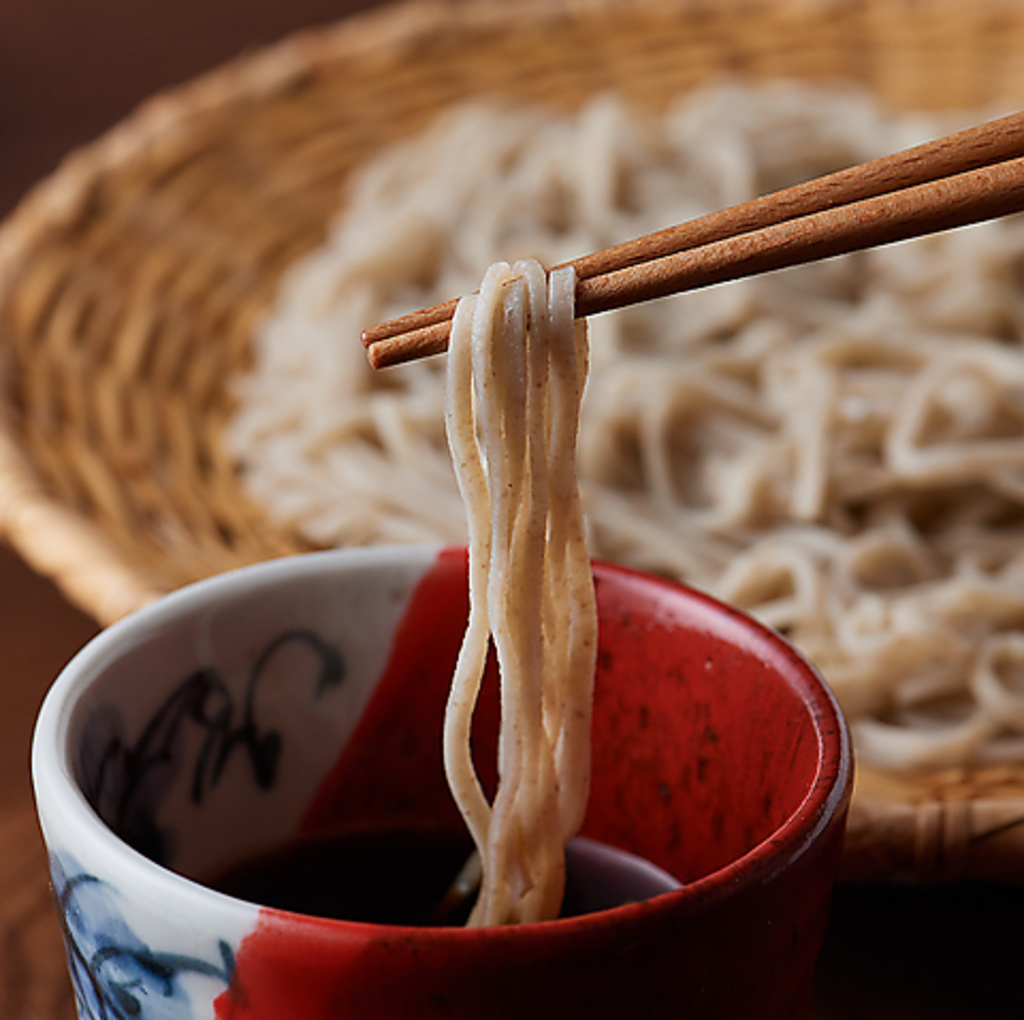 【のどごし抜群】二八・十割・挽きぐるみの3種の麺でご用意。当店自慢の蕎麦を思う存分ご堪能あれ！