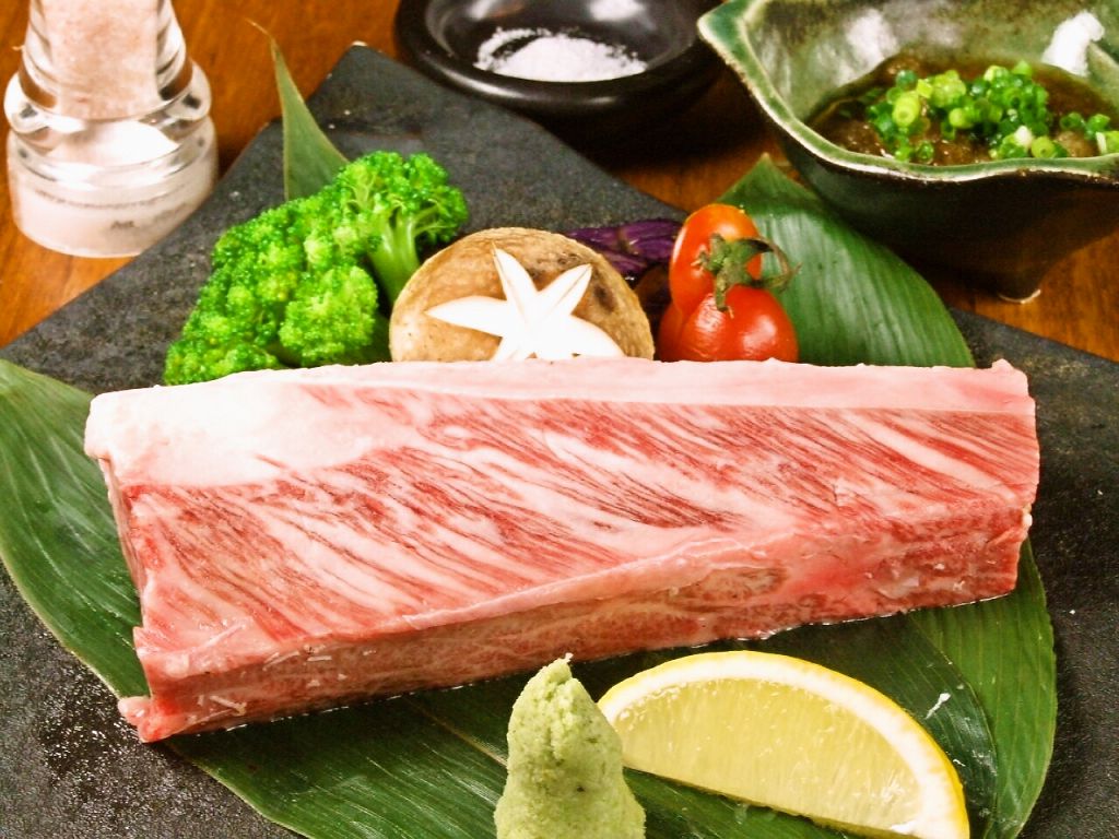 岩手県の精肉店から直接仕入れたA5ランク前沢牛を、店内で捌いています！