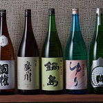 【厳選された銘酒】地酒の風味と蕎麦とうなぎの旨みが交わる。お好みの一杯と共にご賞味ください。