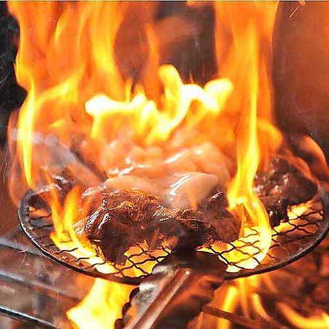 備長炭で焼き上げる牛・豚・鶏がなんと全て食べ放題！