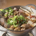 【鶏辛鍋】特製の旨味味噌でコクとピリっとした刺激がやみつきになります。4480円コースございます