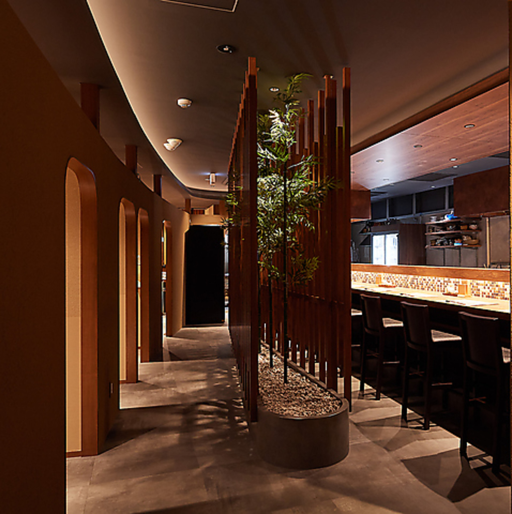 【洗練された店内】喧噪から離れた大人の雰囲気漂う店内。五感を感じながらゆったりお過ごしください