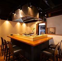 店内は洗練された和の空間。カウンターのみのお席となっております。