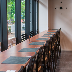 道に面したカウンター席は高さがあり不思議な居心地の良さです。