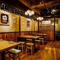 活気溢れ、店内の雰囲気を楽しんでいただけるオープン席★2名様×4卓、4名様×9卓ご用意！仲間との飲み会にぜひ♪
