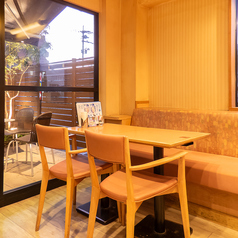 当店には4名様席をご用意しており、ちょっとした集まりに最適です。女子会やビジネスシーン等、さまざまな用途でご利用頂けます。居心地の良い空間で、コミュニケーションの活性化を図ることができ、楽しい会話が弾むこと間違いなしです。大切な時間を友人や同僚と共有し、特別なひとときをごゆっくりとお過ごし下さい。