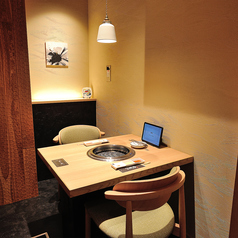 【デートや贅沢したい時に】掘りごたつ個室とテーブル個室がございます。和の落ち着いた雰囲気を大切にデザインされた空間です★大人な焼肉デートならぜひ人気の個室で♪ご予約お待ちしております！