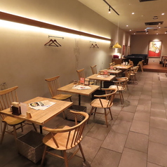 おしゃれな落ち着いた空間の店内には2名がけテーブル席を6席ご用意！