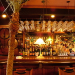 ランチなど一人ごはんのときにはカウンターも。ところ狭しと並ぶお酒も見れて雰囲気◎