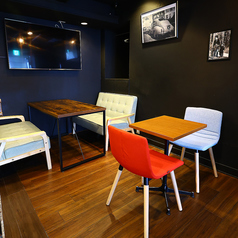 【テーブル席：2名様×2席】カフェやランチにぴったりのかわいいテーブル席も完備◎