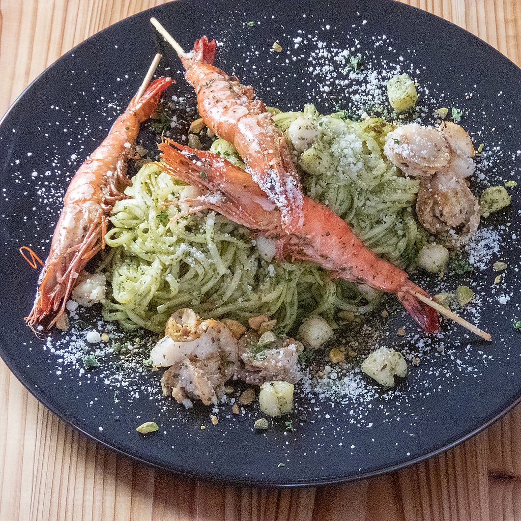 バターの風味が口の中で広がる「海鮮ペペロンチーノ」をはじめ大人気のパスタを是非ご賞味ください！