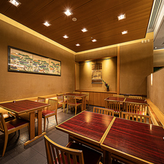 落ち着いた純和風の店内には、美しい調度品も多数飾られております。掛け軸やランチョンマットは月替わりで季節感を大切にしておりますので、お料理と共にお楽しみください。