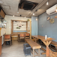 2名、4名、6名様用のテーブル席がございます◎