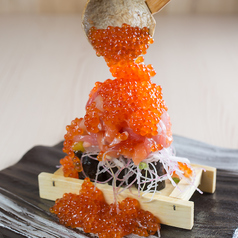 【海鮮こぼれ寿司】は必食すべき一品！目の前でいくらをぶっ掛けて仕上げます。SNS映え抜群で美味しい♪の写真