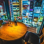 大きな窓から見える新宿の夜景は圧巻！ネオンの街新宿を満喫できます☆