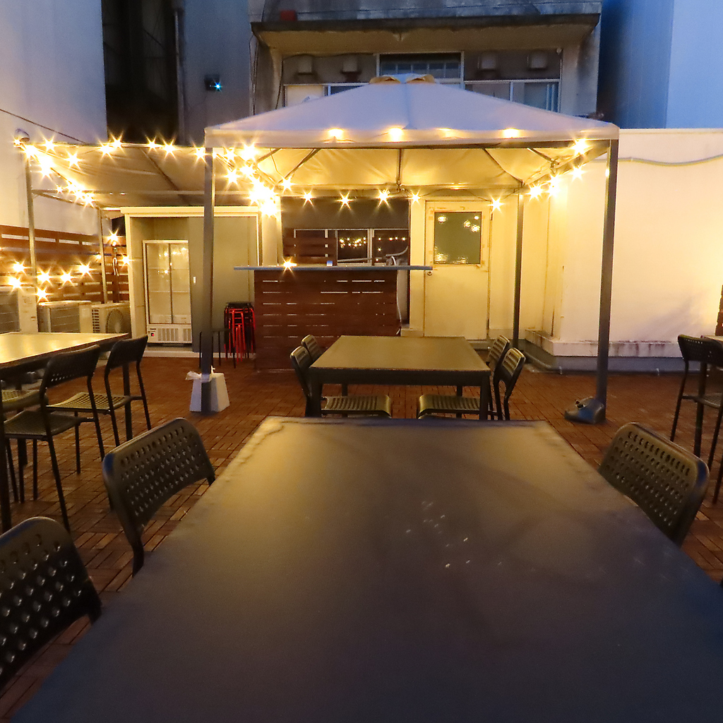 屋上ビアガーデン、BBQスタイルで完全予約制となっております。