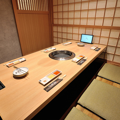 【3階・VIP個室】豊かな照明から照らし出されるラグジュアリーな空間は、各種宴会を彩ります。ちょっとリッチなお席でいつもと違うお食事になること間違いなし！完全個室なので、周りを気にすることなく、お食事もおしゃべりもゆったりとお楽しみいただけます◎