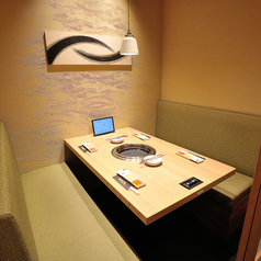 【完全個室】少人数様から快適な個室席へご案内いたします。プライベート空間なので周りの目を気にすることなく、のんびりとお食事をご堪能いただけます◎落ち着いた照明とインテリアの中で、自慢の料理とお酒をお楽しみください♪