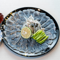 山口県産のトラフグを生簀からその場で捌く“活けふぐ”