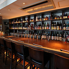 カウンター席では目の前でスタッフが焼酎もご紹介。お料理に合った奄美黒糖焼酎を堪能していただけます。