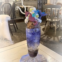 【バイオレットソーダとショコラアイスのフロート】