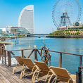 横浜湾をゆったり眺めることのできるリクライニングチェアもあります。