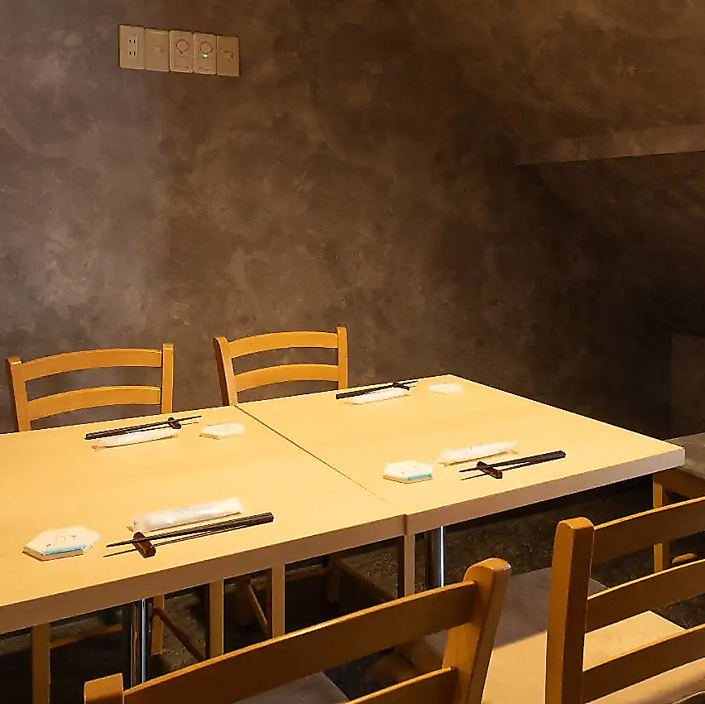 落ち着いた雰囲気の店内。ゆったりとした少人数用の席が魅力！