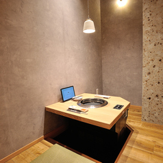 【デートや贅沢したい時に】掘りごたつ個室とテーブル個室がございます。和の落ち着いた雰囲気を大切にデザインされた空間です★大人な焼肉デートならぜひ人気の個室で♪ご予約お待ちしております！