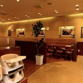 柔らかなクッションが心地よいソファー席と、機能的な椅子席を完備。お子様連れのランチから大人のディナーまで、長時間座っても疲れにくい快適な環境を整えました。木の温もりを感じる上質なインテリアに包まれ、本格イタリアンを心ゆくまで堪能できる、ホスピタリティ溢れる空間をご提供いたします◎