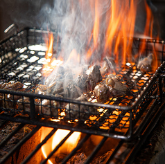 炭火で豪快に！地鶏の炙り焼きの写真