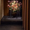 廊下の奥には華やかに彩られた生け花がございます。特別なひとときを煌びやかに演出いたします。