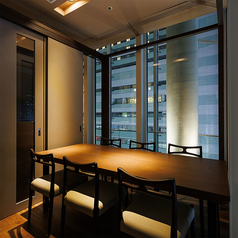 テーブル個室席です。4名様～6名様迄のご利用が可能ですがゆったりと宴会をお楽しみになられたいお客様には6名様でのご利用がおすすめとなっております！個室のご予約も承っておりますのでお気軽にお問い合わせくださいませ。