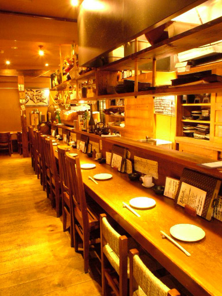 その日のおすすめを聞きながらカウンターで一杯…店主との会話も愉しみの一つ
