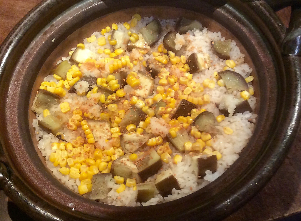 月変わりの土鍋御飯（要予約）。詳細はお気軽にお問い合わせください。
