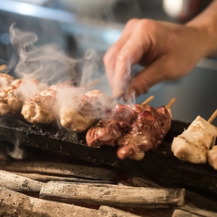 店内の焼き台で焼き上げる焼き鳥も！