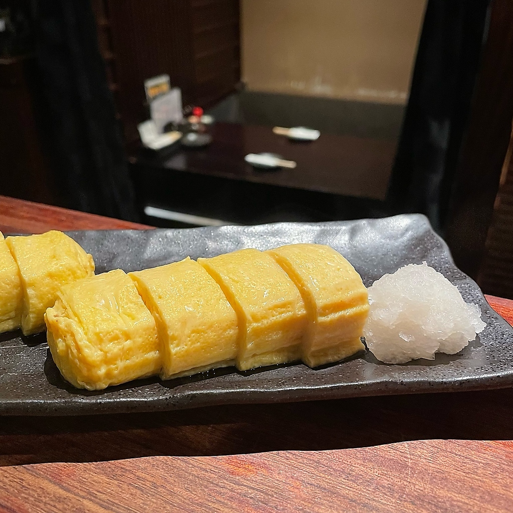 当店大人気の出汁巻きはふわっと巻いた卵にたっぷりの出汁を封じ込めて焼き上げております♪