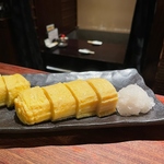 当店大人気の出汁巻きはふわっと巻いた卵にたっぷりの出汁を封じ込めて焼き上げております♪