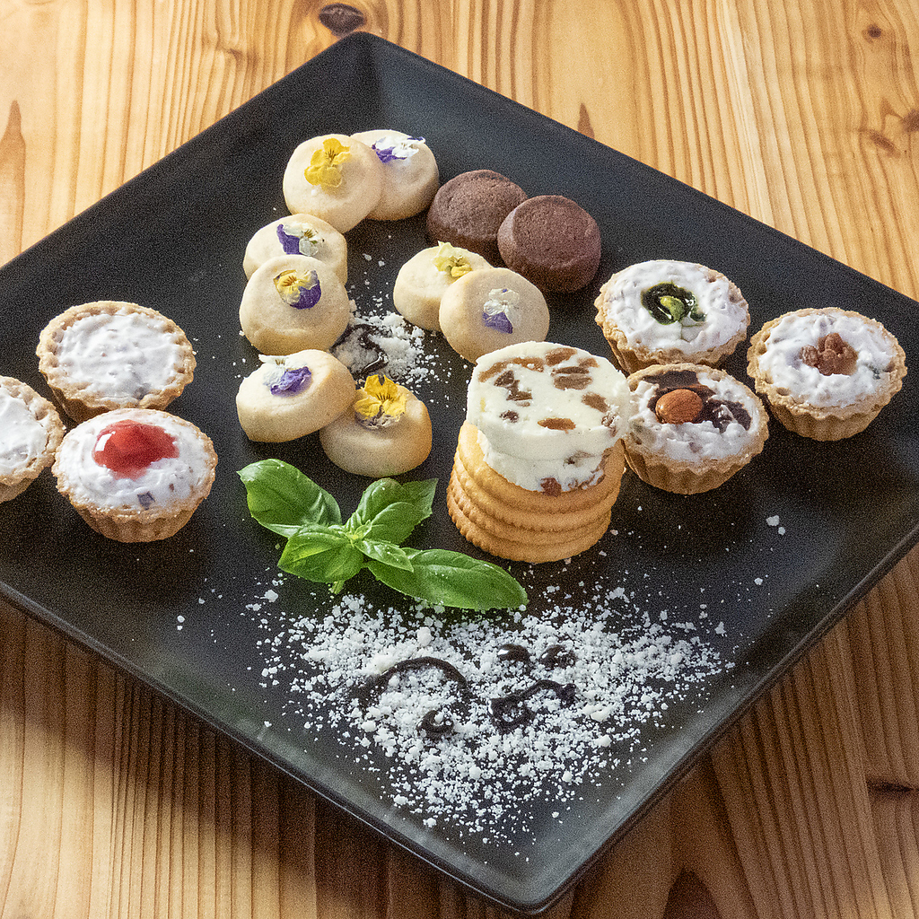 ビールやサワーをはじめ豊富なカクテルと相性抜群の逸品料理をご用意しております。ご堪能ください！